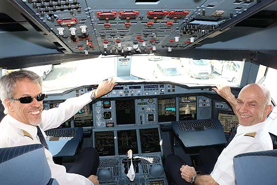 Lufthansa Chefpilot Raimund M&uuml;ller (li.) flog den Rundflug &uuml;ber Bayern am 21.03.2018 (&copy;Foto: Martin Schmitz)